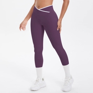 Détail du legging de yoga taille haute avec ceinture croisée contrastée blanche élégante
