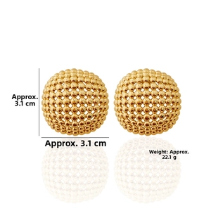 Detail von 3,1 cm großen goldenen Kugelohrsteckern mit strukturierter Mikroperlen-Oberfläche