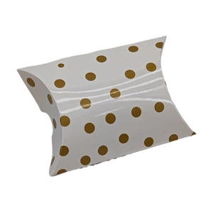 Detail der weißen kissenförmigen Geschenkbox mit eleganten goldenen Punkten