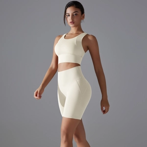 Set sportivo crema 2 pezzi con reggiseno imbottito e pantaloncini fitness a vita alta