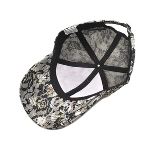Casquette de baseball chic en dentelle noire fleurie avec sangle de réglage arrière