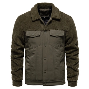 Dettaglio giacca patchwork verde oliva con colletto sherpa e fondo in tela robusta