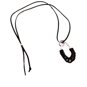 Collier vintage goutte d'eau avec motif tressé argenté sur un cordon noir élégant