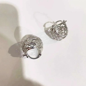 Orecchini vintage in argento a nido traforato con trama intrecciata e design a cerchio