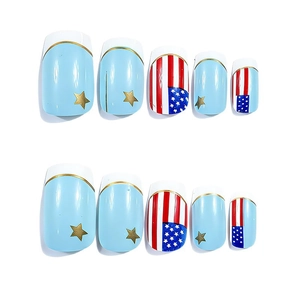 Unghie finte Independence Day con strisce bandiera USA e stelle in forma quadrata