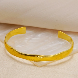 Bracelet jonc ouvert en or 18 carats avec motif bambou et surface texturée