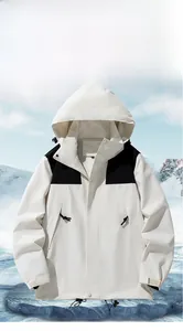 Detail der winddichten Outdoor-Jacke mit Kapuze und wasserabweisendem Color-Block-Gewebe
