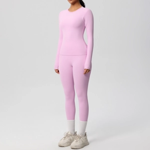 Vue d'ensemble d'un ensemble de yoga rose à manches longues et legging taille haute