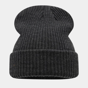 Gros plan détaillé montrant la texture en maille côtelée d'un bonnet d'hiver gris foncé