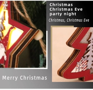 Détail de suspensions de Noël en bois avec motifs de Père Noël et sapin multicouches