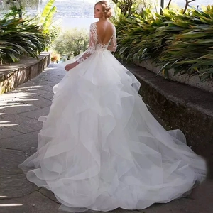 Robe de mariée élégante en dentelle blanche avec dos nu et longue traîne en tulle multicouche