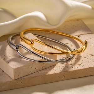 Bracelets nœuds élégants en acier inoxydable or 18K et argent sur socle de pierre