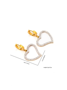 Größendetails goldener Herzohrringe mit weißen Kristallen, 4 cm breit und 6,3 g schwer