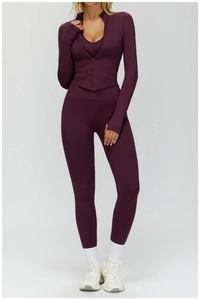 Détail de l'ensemble de yoga sans couture violet avec legging de compression à taille haute