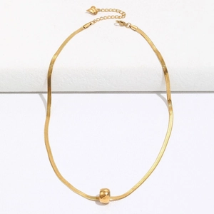 Collar de cadena de serpiente plana dorada con cuenta tallada y colgante de corazón