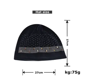 Tableau des tailles d'un bonnet en chenille noire avec paillettes, 27cm x 27cm, 75g