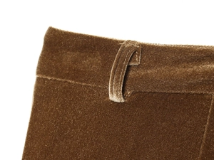 Détail macro de la taille d'un costume en velours marron et texture des coutures