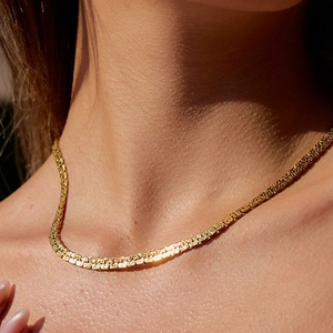 Elegante goldene Seestern-Halskette mit quadratischem Ketten-Glied auf Modell