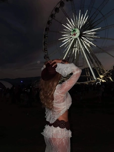 Set a due pezzi in pizzo bianco con crop top a volant e minigonna a balze per festival