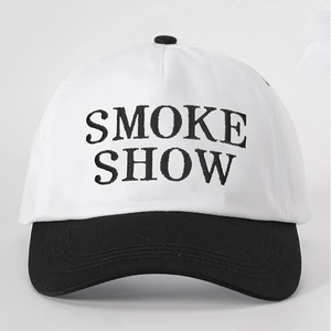 Gros plan détaillé de la broderie SMOKE SHOW sur une casquette de baseball noir et blanc