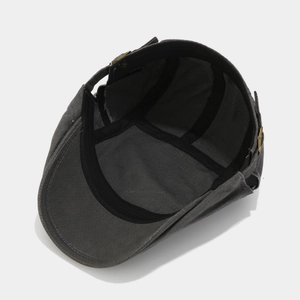 Vue détaillée de l'intérieur d'un béret vintage gris foncé montrant la doublure.