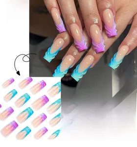 Makro-Detail der lila-blauen 3D-Prägung gewellten langen Coffin-Nägel zum Aufdrücken