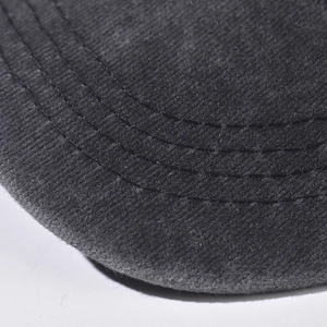 Détail de la visière de casquette en coton lavé avec des coutures parallèles de qualité