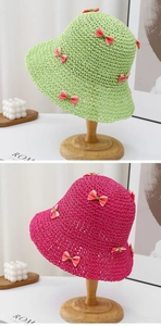 Détail d'un chapeau de soleil tressé avec texture paille et nœuds roses décoratifs