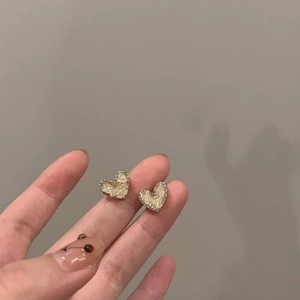 Pendientes de corazón bañados en oro con cristales blancos brillantes de estilo minimalista