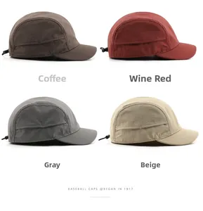 Dettaglio cappellini da baseball ad asciugatura rapida in caffè, bordeaux, grigio e beige