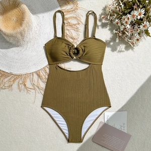 Détails du maillot de bain côtelé vert olive avec anneau ajouré et accessoires d'été