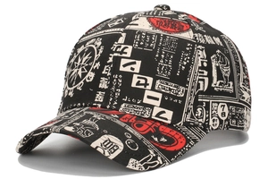 Dettaglio del cappellino da baseball a 6 pannelli con stampa giornale rosso e nero
