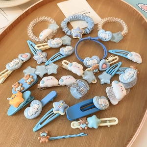 Vue détaillée d'accessoires de cheveux bleus et blancs sur un plateau en bois