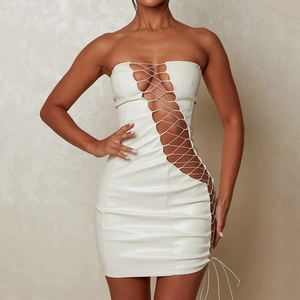 Mini abito a fascia bianco in ecopelle con lacci sexy e design con ritagli