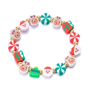 Detailaufnahme von Weihnachtsarmband mit Perlen aus Ton in Form von Nikolaus und Elch
