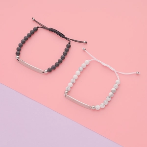 Bracelets en perles réglables avec perles noires mates et marbre blanc et plaque en argent