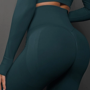 Détail du legging de yoga sans couture taille haute montrant l'effet push-up et la texture