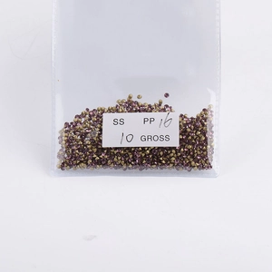 Detail van dieppaarse strass steentjes met gouden basis in SS PP 16 bulkverpakking