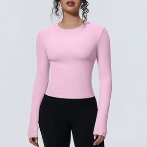 Gros plan du t-shirt de yoga rose ajusté avec col rond et tissu respirant mat
