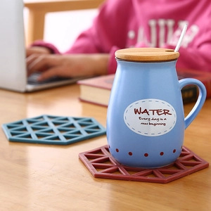 Blue ceramic mug with wooden lid, spoon and hexagonal hollow silicone coaster set