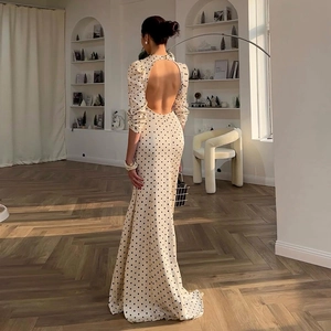 Elegantes rückenfreies Polka-Dot Maxikleid mit langen Ärmeln und Meerjungfrau-Saum in Creme