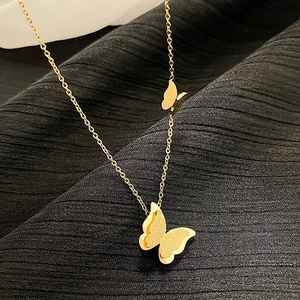 Elegante collana con doppio ciondolo a farfalla 3D dorata e catena sottile raffinata