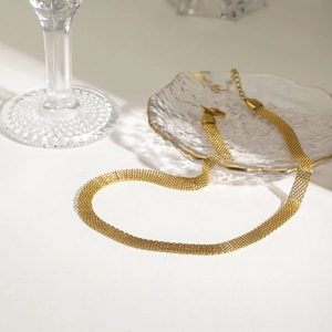 Collier en maille plate en acier inoxydable plaqué or 18 carats avec fermoir homard