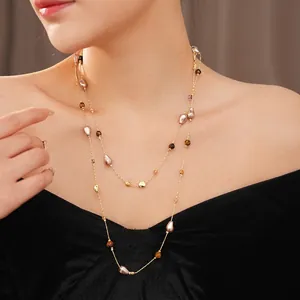 Collana vintage a doppio strato con occhio di tigre e perle indossata da modella