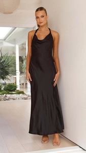 Détail de l'élégant col bénitier en satin noir sur une robe de soirée longue sans manches
