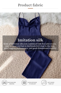 Détail du pyjama en soie imitation bleu foncé montrant le tissu satiné et ses avantages