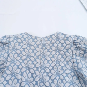 Jacquard Minikleid in Hellblau mit weißen Blumen und Retro Puffärmeln im A-Linien-Stil