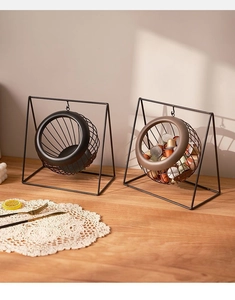 Creative swing-style wire storage basket for coffee capsules in black and brown finishes