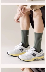 Gros plan détaillé sur des chaussettes mi-mollet en tricot côtelé vert armée avec logo THU
