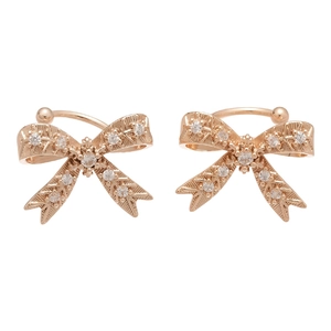 Orecchini ear cuff a fiocco in oro rosa con zirconi su sfondo bianco professionale